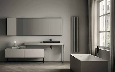 Idea Group | Composizione Dogma 03 composto da 2 basi cassetto con zoccolo in alluminio nero laccato bianco opaco. Top Vintage con lavabo semi-incasso nero e barra portasciugamani alluminio nero. Soecchiera con faretto e pensile 1 anta soft touch colore bianco opaco