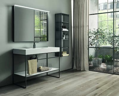 Idea Group | Composizione Dogma 05 composto da struttura in alluminio colore Carbone, top lavabo Dogma, colonna con elemento a giorno e specchiera con faretto. Dimensioni mobile L.120 P.50cm