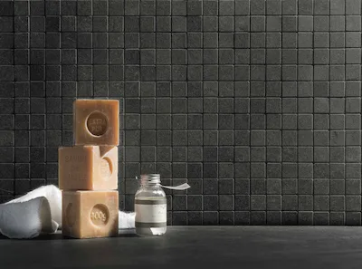Ergon Cornerstone Black | Mosaïque sur filet imitation pierre en gres cérame de couleur anthracite/noir taille 30x30 tesselle 3x3