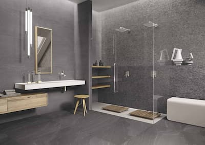 Ergon Stonetalk Dark | Piastrella imitazione pietra in diverse tipologie di colore antracite scuro. Superficie minimal formato 60x120, superficie martellata 60x120, superficie rullata 60x120