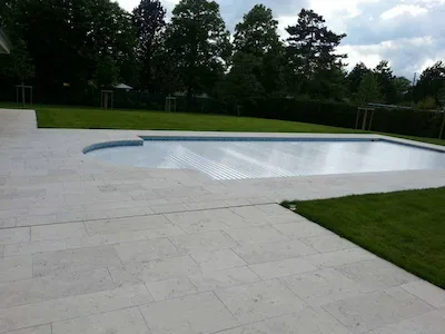 Margraf Marbre | Marbre Grolla Beige flammé pour pose multi-format en extérieur pose à longeurs libre avec bords piscine épaisseur 20 mm