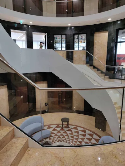 Margraf Marbre | Hôtel Nash à Genève escalier intérieur et revêtement mural en marbre Crema Valencia, surface polie 2cm d'épaisseur