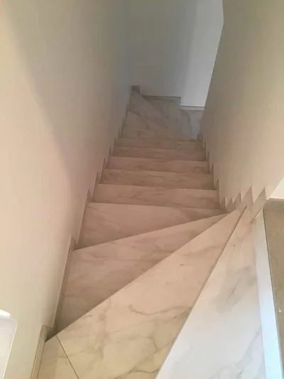 Margraf Marbre Carrara | Escalier en marbre de Carrara, de couleur blanche avec des veines grises. Épaisseur 3cm, largeurs variables