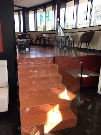 Margraf Marbre | Hotel Nash à Genève Escalier intérieur en marbre Rosso Alicante, surface polie de 3 cm d'épaisseur