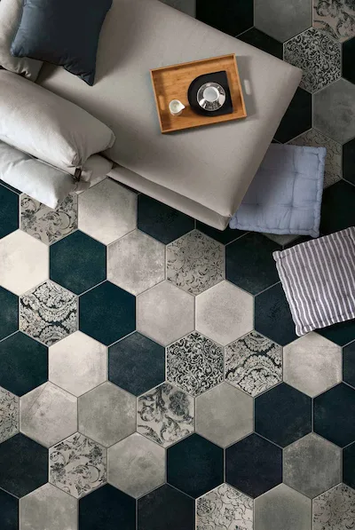 Cir Miami Green Blu+Dust Grey+Collins Blue S/6 Esagona | Composition de carreaux de ciment composée de deux couleurs différentes. Le premier bleu foncé tendant vers l'anthracite et l'autre gris clair et un décor mixte floral noir sur fond gris clair Esagona 24x27.7
