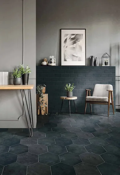 Cir Miami Green Blue | Carrelage imitation ciment bleu foncé tendant vers l'anthracite, très ombré et irrégulier, format hexagonal 24x27,7