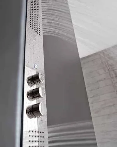 Zazzeri Rubinetteria | Modello Obliqua colonna doccia intera con soffione piano con Flyfall Termostatica versione incasso finitura cromo