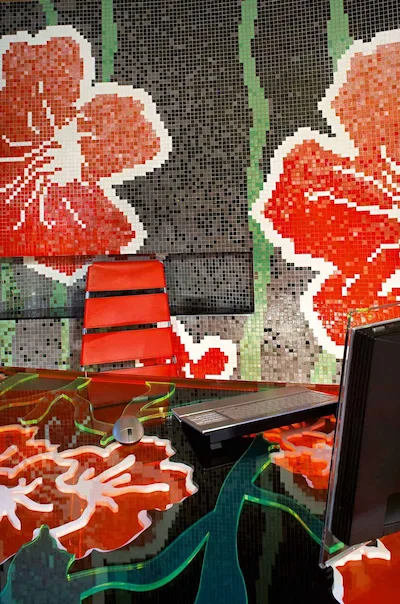 Trend Mosaïque | Mosaïque Trend à motifs sur demande en pâte de verre 2x2 tesselles fleurs stylisées de couleur rouge et blanche, bustes de couleur verte