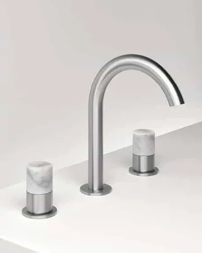 Zazzeri Rubinetteria | Serie Z316 batteria lavabo collo girevole - L145 x H510mm cromo con maniglie Marmo Bianco Carrara