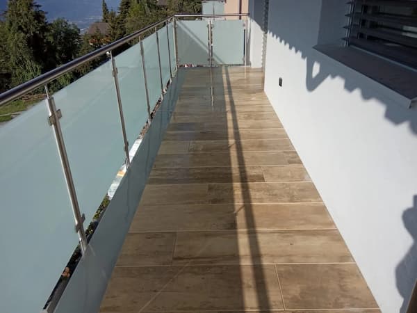 Crans-Montana : balcon en carrelage imitation bois — Torreano