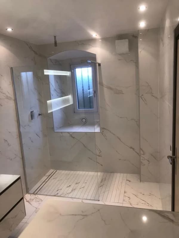 Genève : salle de bains en grès cérame imitation marbre — Torreano