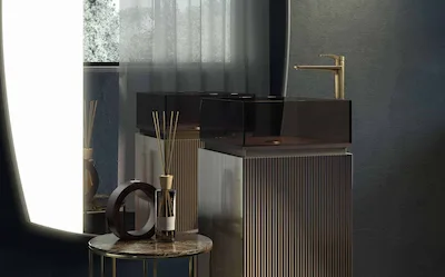 Artelinea Mobili | la collezione Plissé dà vita ad una serie di totem lavabo contenitivi realizzati totalmente in vetro B2 Flutes Bronzo ondulato per il rivestimento e smaltato lucido per il lavabo con particolari in metallo.