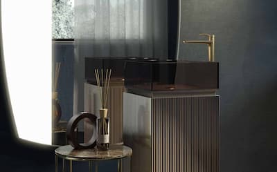 Artelinea Mobili | la collezione Plissé dà vita ad una serie di totem lavabo contenitivi realizzati totalmente in vetro B2 Flutes Bronzo ondulato per il rivestimento e smaltato lucido per il lavabo con particolari in metallo.