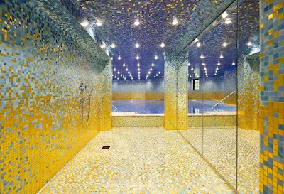 Trend Mosaïque | Mosaïque en pâte de verre à motifs 2x2 carreau taille 30x30 couleurs utilisées or, bleu clair et bleu profond