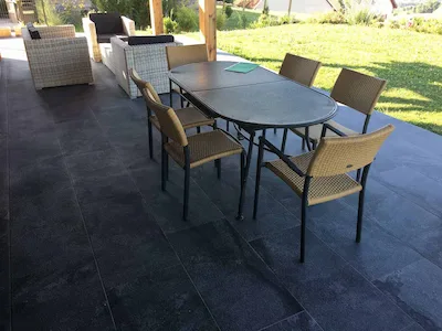 Casalgrande Padana Amozzonia Dragon Black | Carrelage imitation pierre de couleur noir avec nuances de gris foncé surface antidérapante R11 non uniforme rétifiée taille 45x90 épaisseur 10 mm