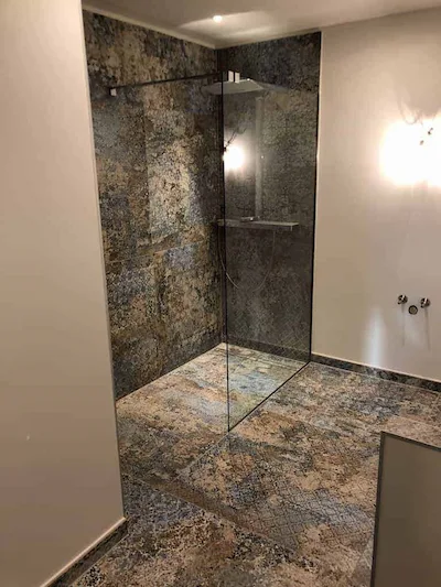 Aparici Carpet Vestige Natural | Carreau décoré imitation Azulejos taille 100x100. Carrelage avec des couleurs colorées allant du marron, au beige et au bleu avec différents types de motifs