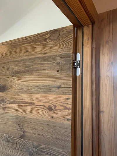 Porta | Dettaglio anta in legno antico Bardage marrone/beige con cerniera a scomparsa e telaio in legno massello