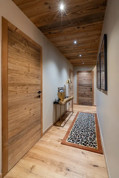 Porta | Corridoio di chalet, blocchi porta in legno antico a doghe verticali, soffitto in legno antico e parquet in rovere