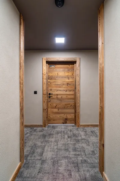 Porta | Corridoio d’albergo, blocco porta in legno antico a doghe orizzontali e telaio massiccio placcato in legno antico
