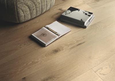 Woodco Ground | Pavimento in legno serie Ground modello Dune Rovere scelta rustica fumé,spazzolato,verniciato opaca spessore 15mm