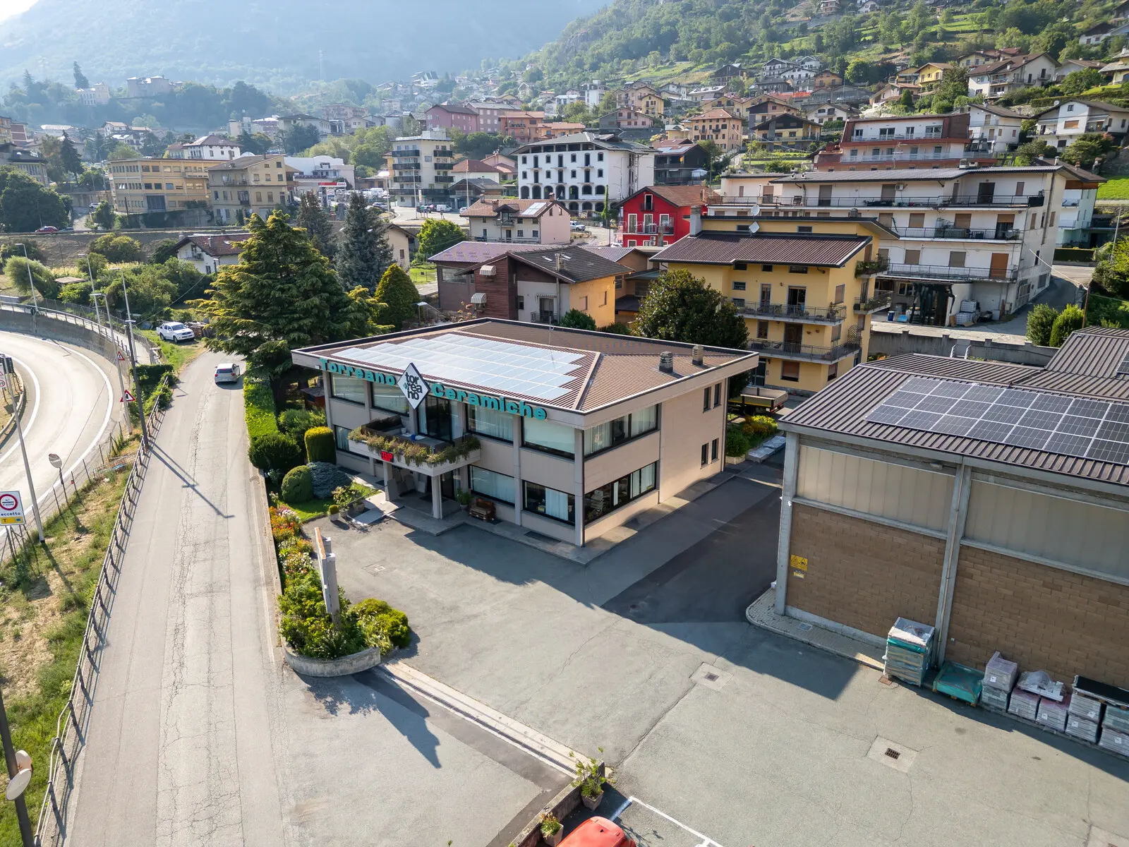 Lo showroom Torreano a Châtillon, sulla statale 26 fra Aosta e Saint-Vincent