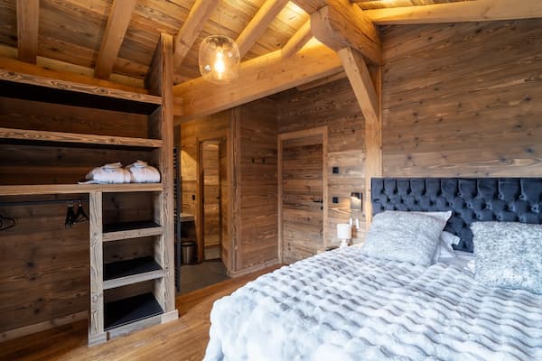 Verbier : chambre de chalet en vieux bois marron/beige — Torreano