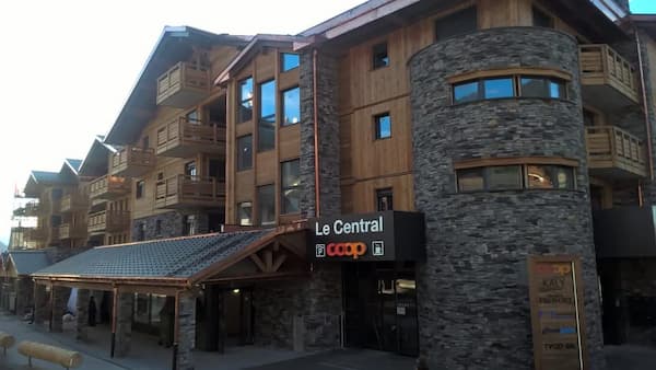 Villars-sur-Ollon : parement en pierre naturelle, immeuble Le Central — Torreano