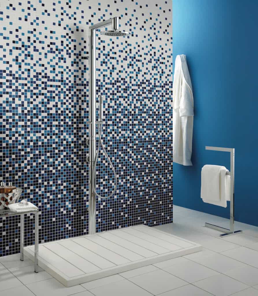 Mosaico Fantasia 29 in gres porcellanato su rete formato 30x30 tessera 2,5x2,5 degradé dal blu scuro al bianco