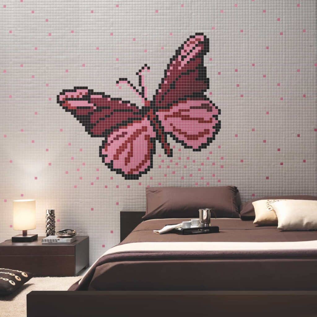Mosacio su rete fantasia personalizzata in gres porcellanato su rete formato 30x30 tessera 2,5x2,5 raffigurante una farfalla dai colori che variano dai colori che variano dal rosa al malva