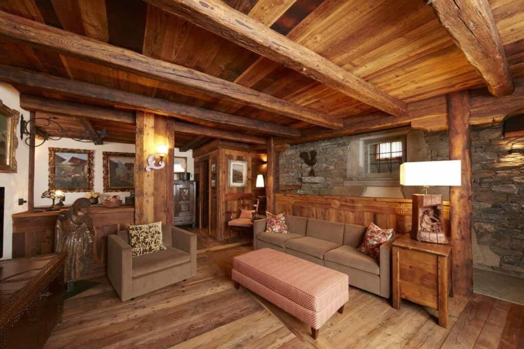 Plancher, mur, plafond en planches de mélèze première patine bois massif. Poutres en mélèze de récupération
