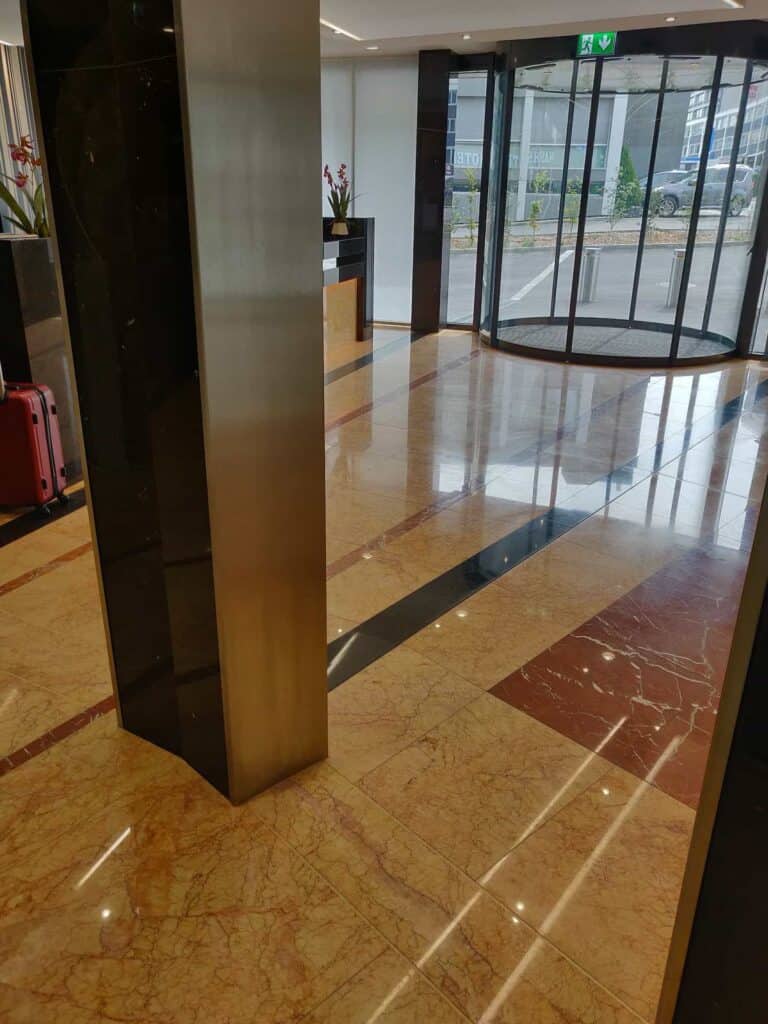 Hotel Nash a Ginevra pavimento in marmo Rosso Alicante, Crema Valencia e rivestimento colonna Pierre Bleu superficie levigata spessore 20mm