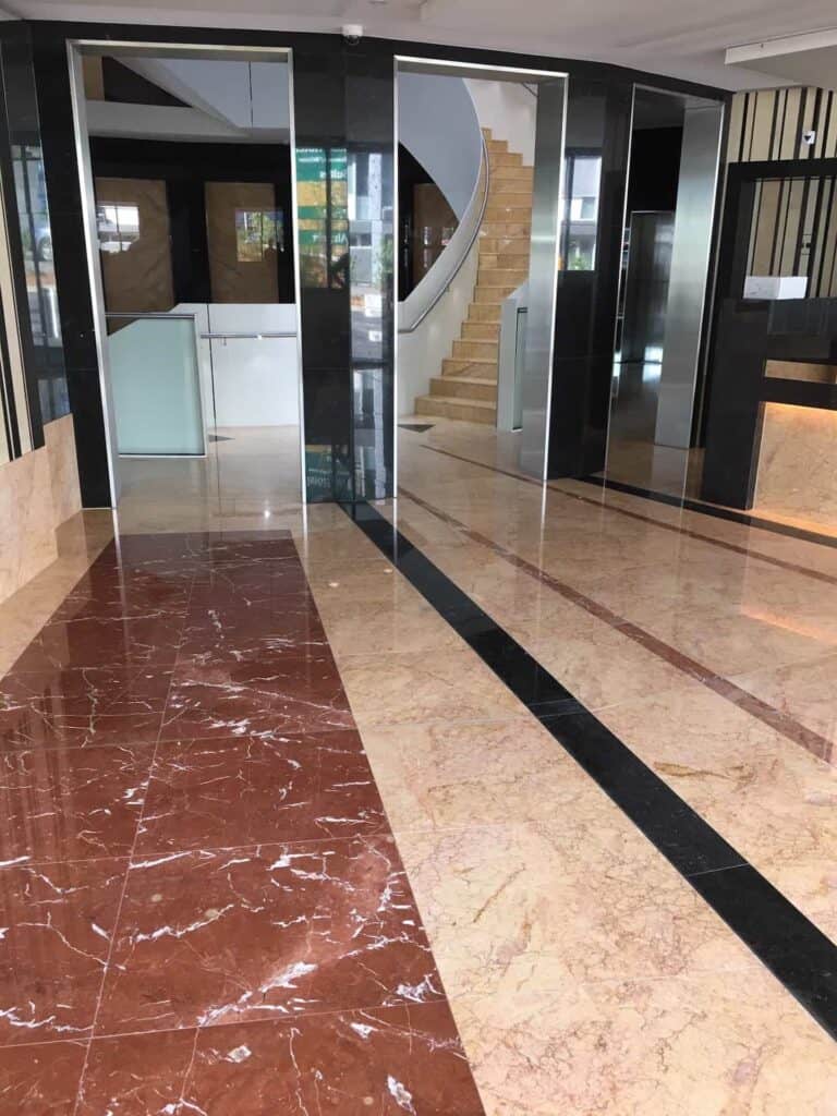 Hotel Nash a Ginevra pavimento in marmo Rosso Alicante,Pierre Bleu,Crema Valencia superficie levigata spessore 2cm formato 60x60