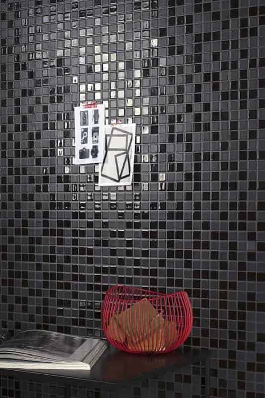 Mosaico in gres porcellanato su rete tessera 2,5x2,5 formato 30x30 miscela composta dal colore Lava nero lucido e Torba nero opaco