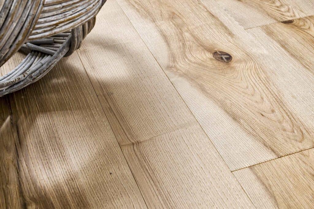 Pavimento in legno serie Rifugi modello Frassino Olivato scelta rustica levigato,verniciato naturale spessore 15mm