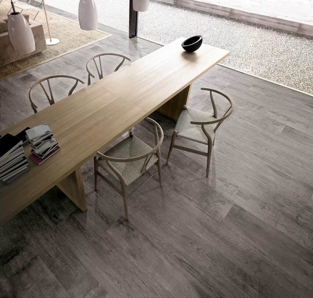 Carrelage imitation bois de couleur gris avec des nuances allant du gris foncé au gris clair effet brossé taille 20x120 épaisseur 10 mm