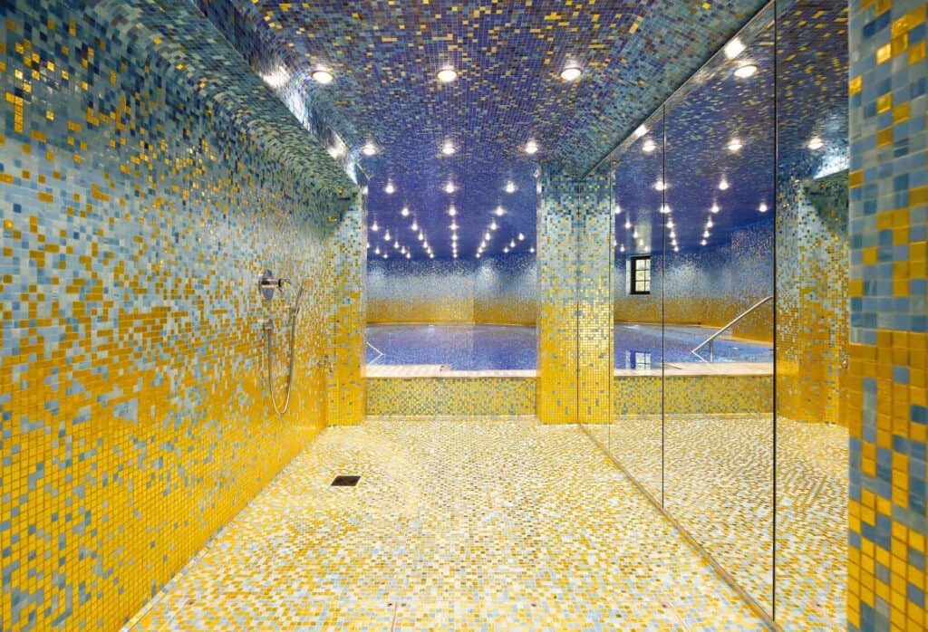 Mosaico in pasta di vetro fantasia a progetto tessera 2x2 formato 30x30 colori utilizzatti oro,azzurro e blu intenso