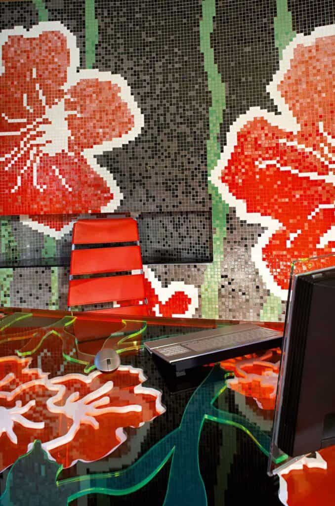 Mosaico Trend fantasia a progetto su richiesta in pasta di vetro tessera 2x2 fiori stilizzati dal colore rosso e bianco, busti in colore verde