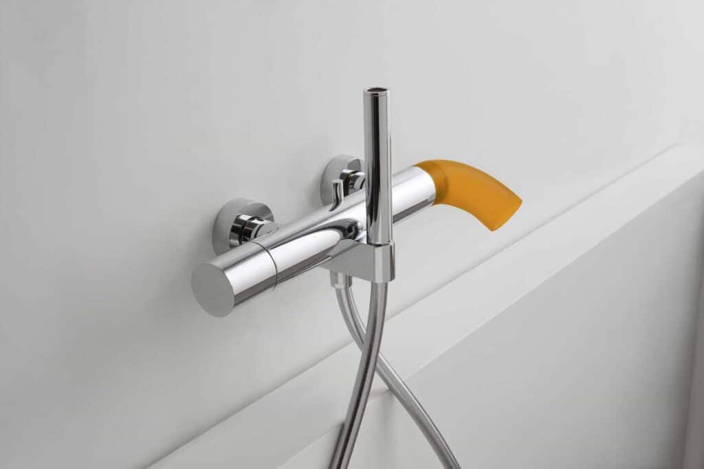 Serie Pop miscelatore vasca esterno con doccetta stilo con uscita assiale corpo cromo con getto silicone arancio albicocca